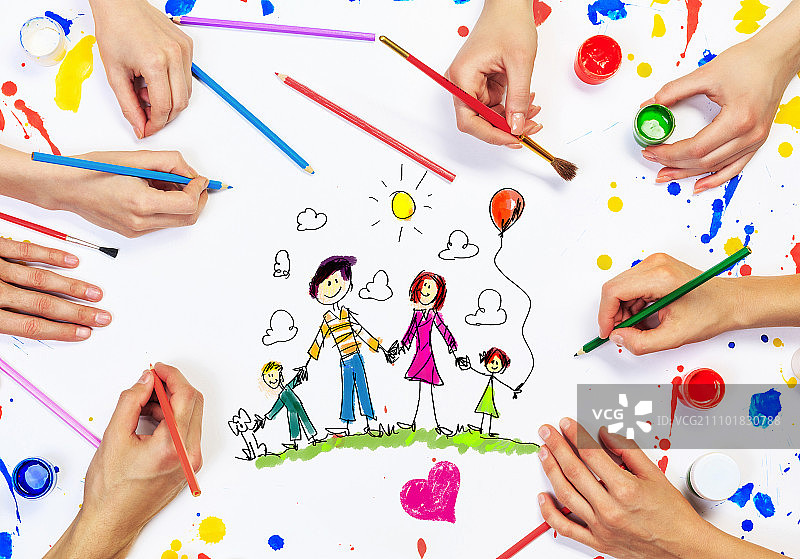 画出你的家庭。人们用双手绘出幸福家庭的概念图片素材