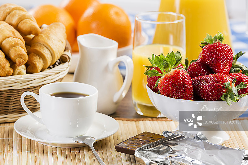 早餐有各式各样的糕点，咖啡和新鲜草莓图片素材