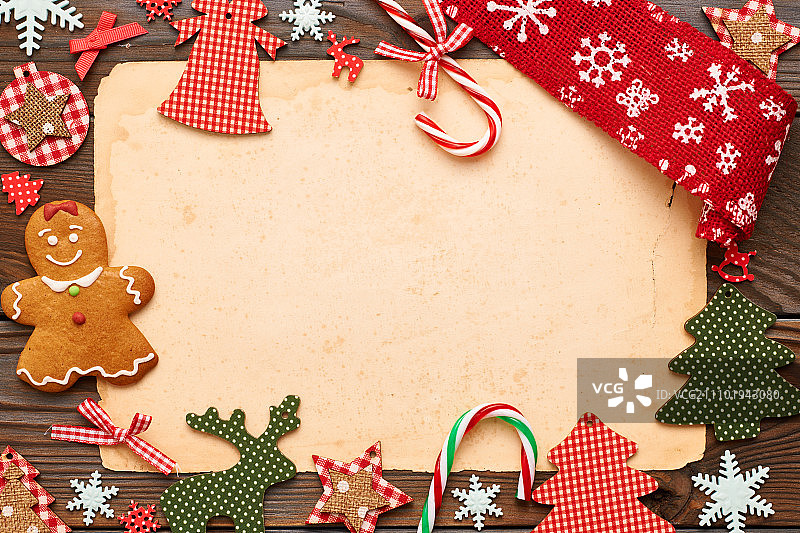 圣诞节自制姜饼曲奇和木制背景手工装饰图片素材