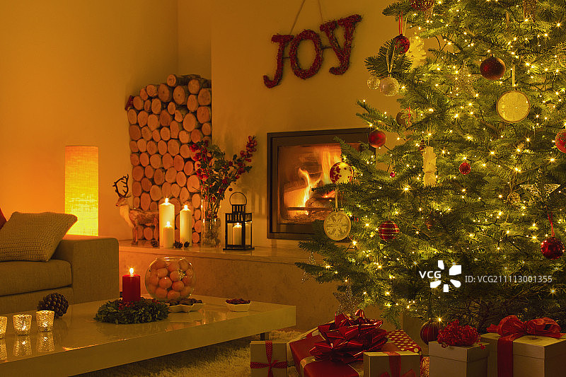 环境壁炉和蜡烛在客厅与圣诞树图片素材