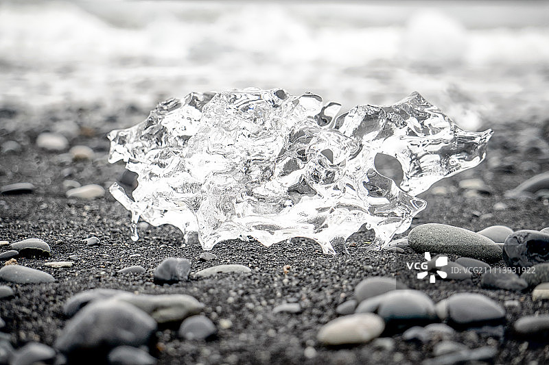 冰岛Jokulsarlon海滩上的冰块图片素材