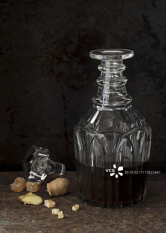 糖姜与朗姆酒调味在装饰水晶玻璃罐中图片素材