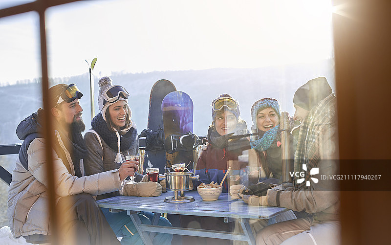 滑雪的朋友们在阳台上吃喝玩乐图片素材