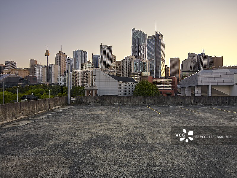 屋顶停车场与城市天际线图片素材