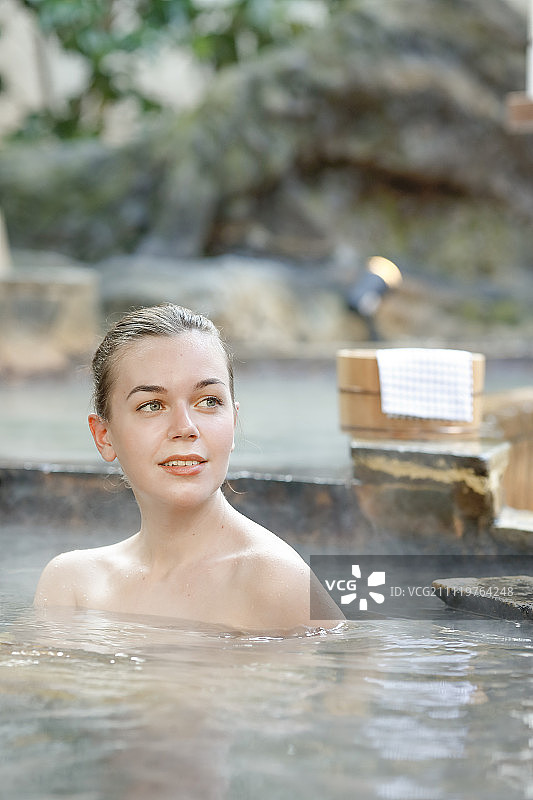 日本东京，一名白人女子在传统温泉中沐浴图片素材