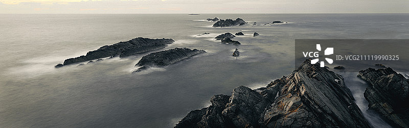 海洋中崎岖的岩石图片素材