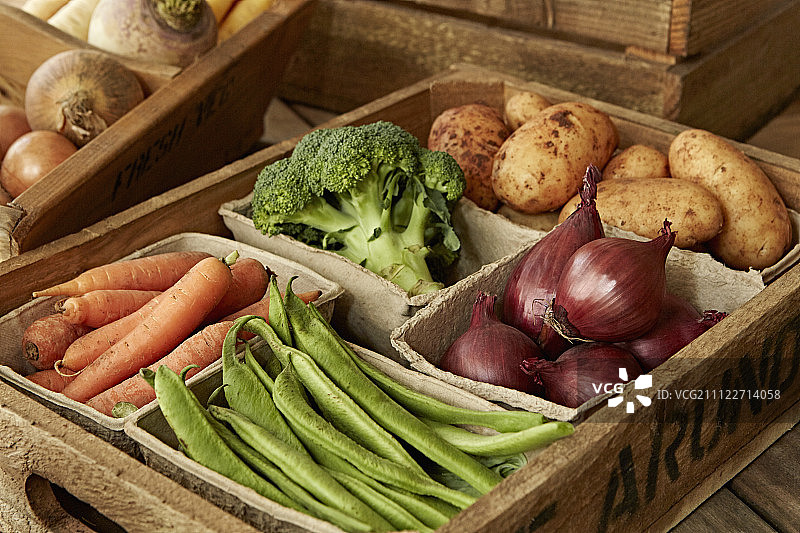 静物新鲜，有机，健康的蔬菜收获品种木箱图片素材