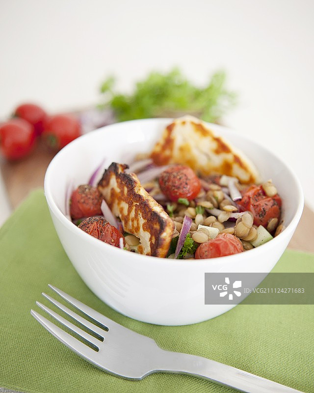 黄扁豆，番茄和烤哈罗米沙拉图片素材
