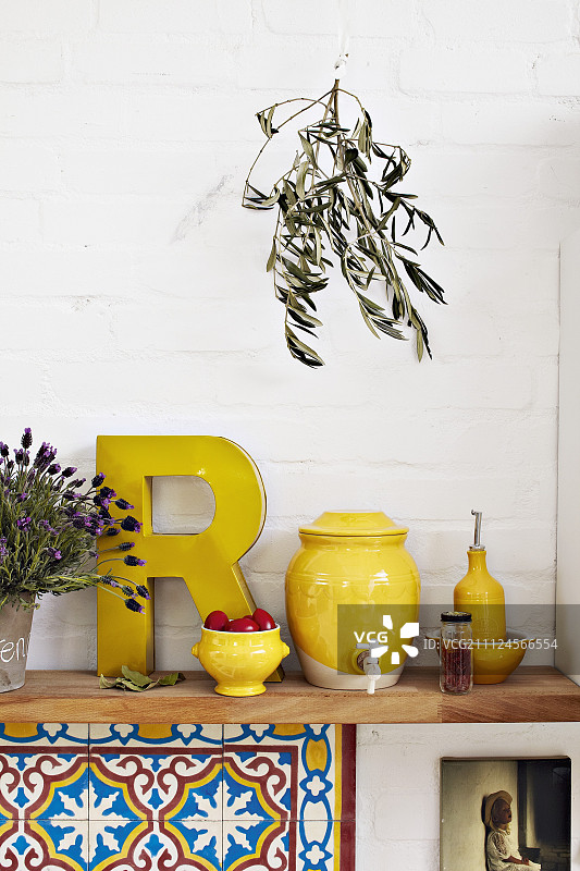 厨房木架上黄色的醋壶、狮头杯、蓖麻油机图片素材