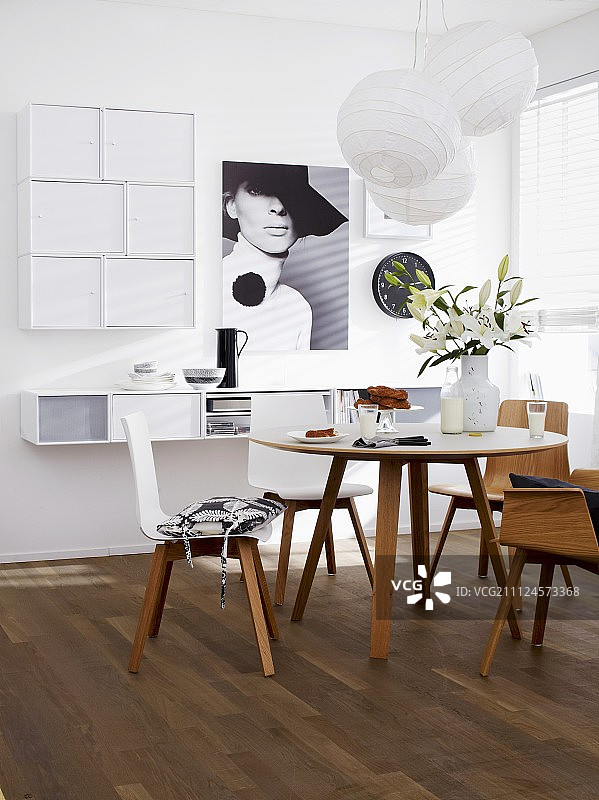 房间内的桌椅和三盏吊灯均采用木质地板图片素材