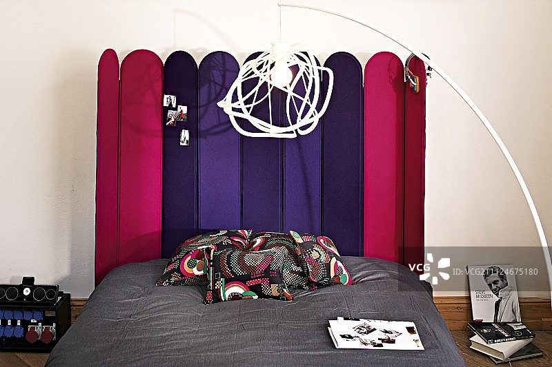 由可折叠木板制成的彩色床头板的现代床图片素材