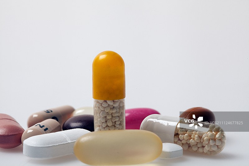 不同的药丸，药片，糖衣和胶囊的特写在白色的背景图片素材
