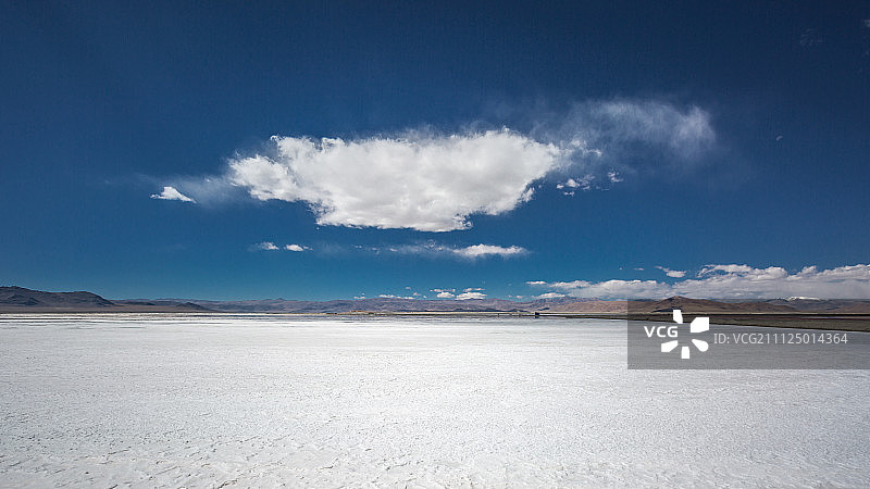 世界三大锂盐湖扎布耶茶卡的盐田和天上方尊云图片素材