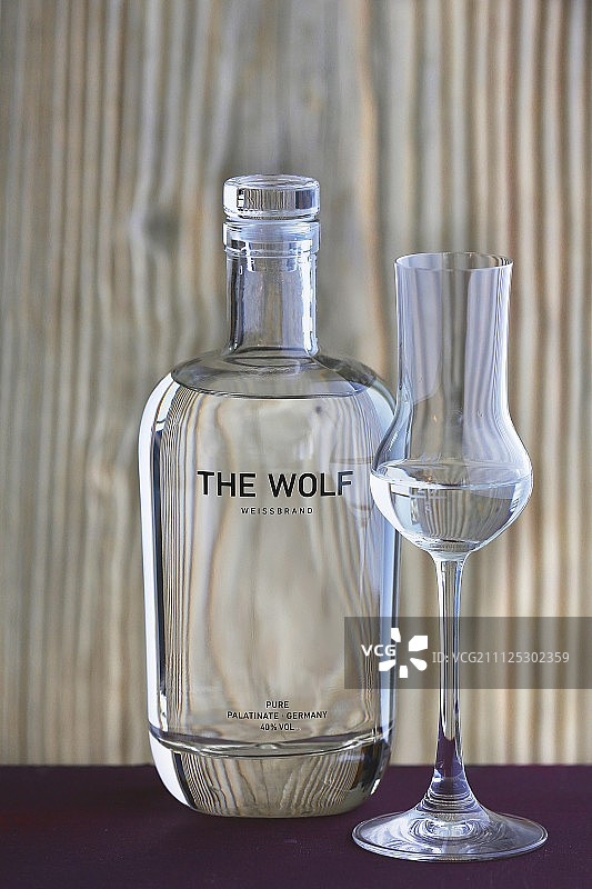 白白兰地，玻璃杯和瓶子装图片素材