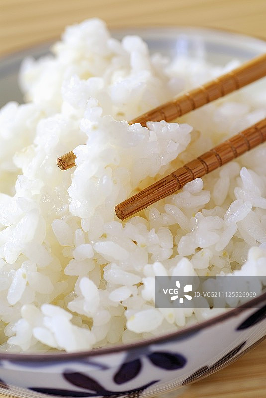 用筷子夹一碗白米饭图片素材