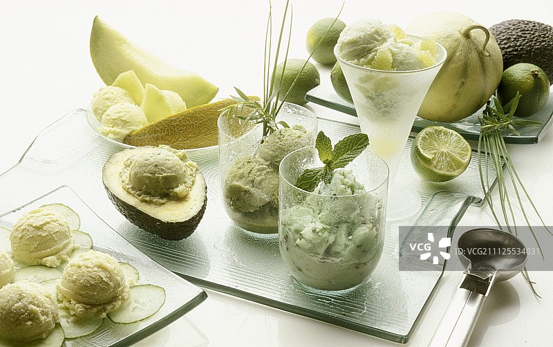 用绿色水果和绿色蔬菜做成的冰淇淋图片素材