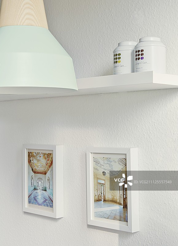 由年轻设计师设计的室内照片、茶叶罐和带有木制灯泡插座的金属灯图片素材