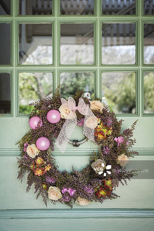 门上装饰着花和小饰物的花环图片素材