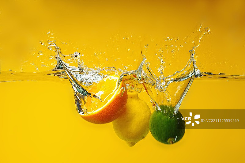 柠檬，酸橙和橙子掉进水里图片素材