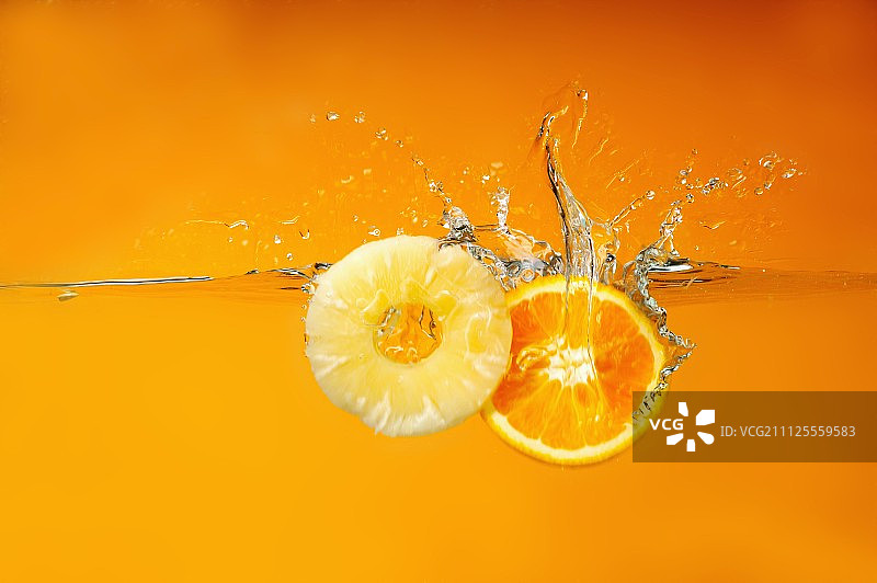 橙子和一片菠萝掉进水里图片素材