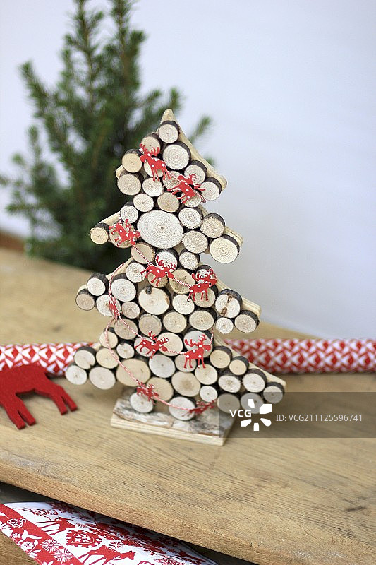 一种用麋鹿花环装饰的木头圆盘制成的圣诞树图片素材