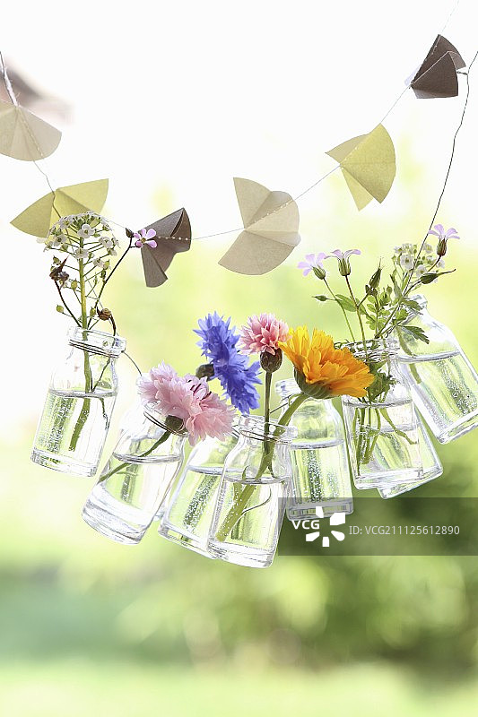 纸制的花环和小玻璃瓶制作的盛夏鲜花花环图片素材