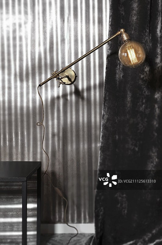 灰色内饰球形玻璃灯罩的壁挂式灯图片素材