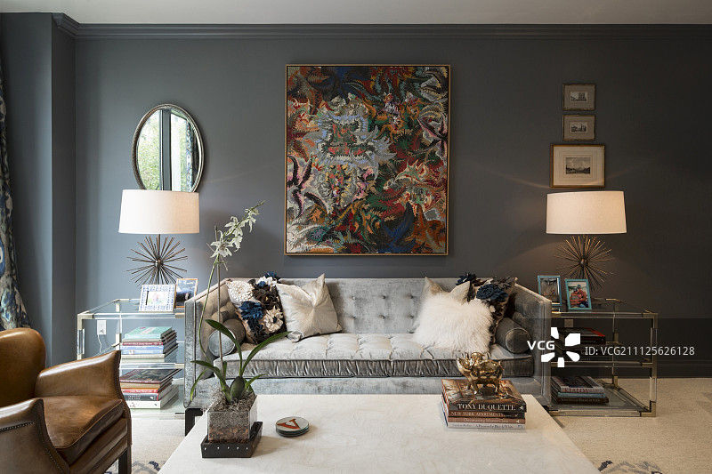 迷人的客厅里有灰色的墙壁和对称的边桌图片素材