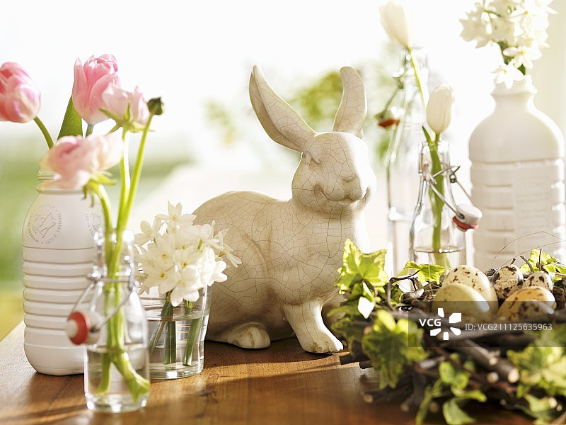 复活节用瓶子作为花瓶和兔子装饰图片素材