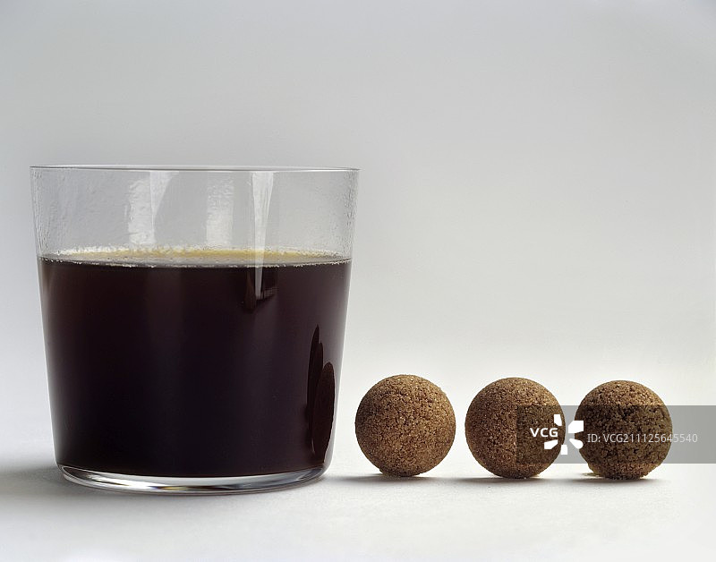 一杯咖啡和一个红糖球图片素材