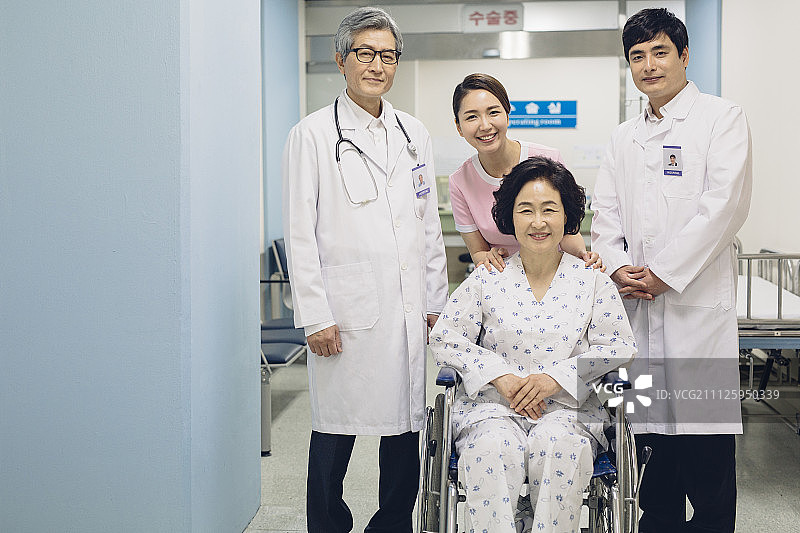 医生和护士与病人在轮椅上图片素材