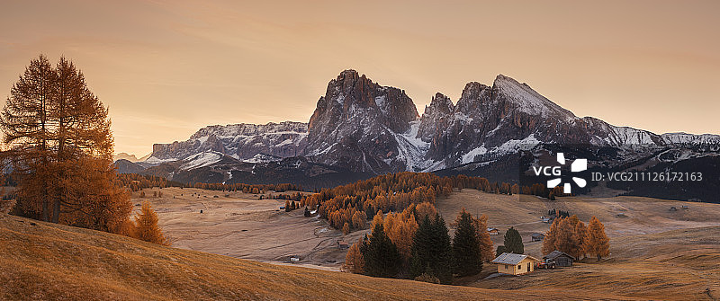 意大利。白石山脉。在阿尔卑斯高原的日出之前图片素材