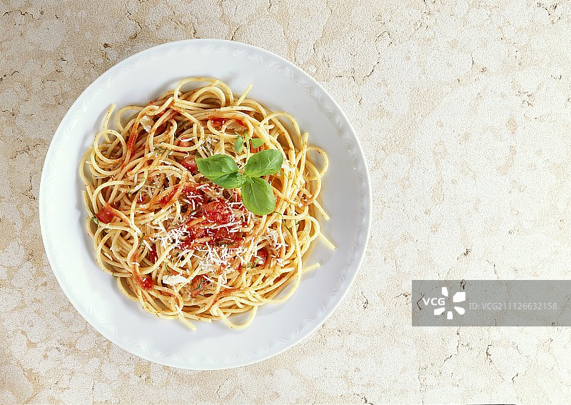 意大利面配番茄酱和帕尔马干酪图片素材