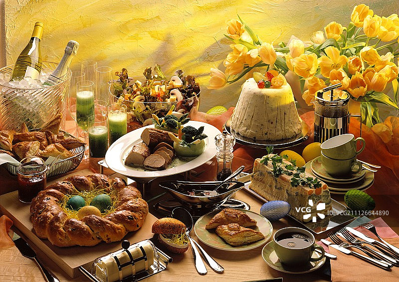 复活节自助餐有甜和咸的菜肴，咖啡，香槟图片素材