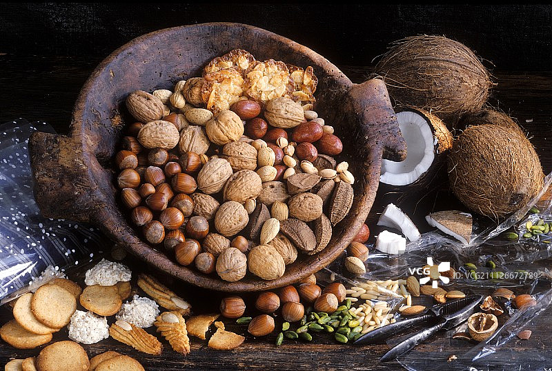 木碗里有各种坚果和坚果饼干的静物图片素材