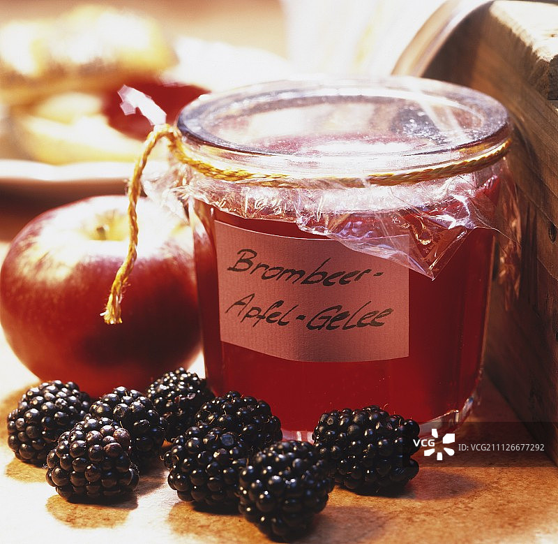 装在罐子里的黑莓和苹果果冻，还有新鲜水果图片素材