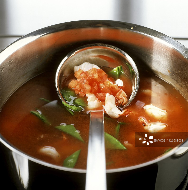 准备鱼虾番茄汤图片素材