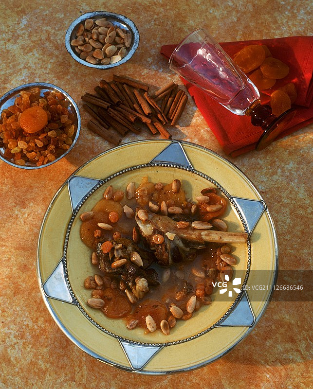 突尼斯羊羔肉配杏子，葡萄干和坚果图片素材