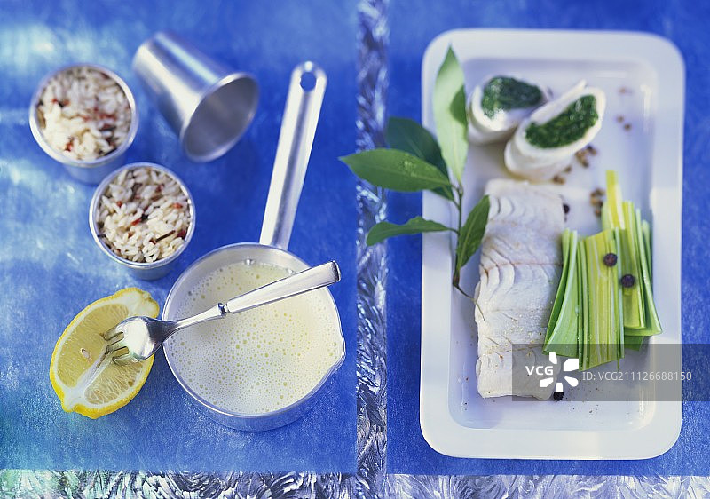 菠菜馅的鳕鱼卷，米饭和柠檬汁图片素材