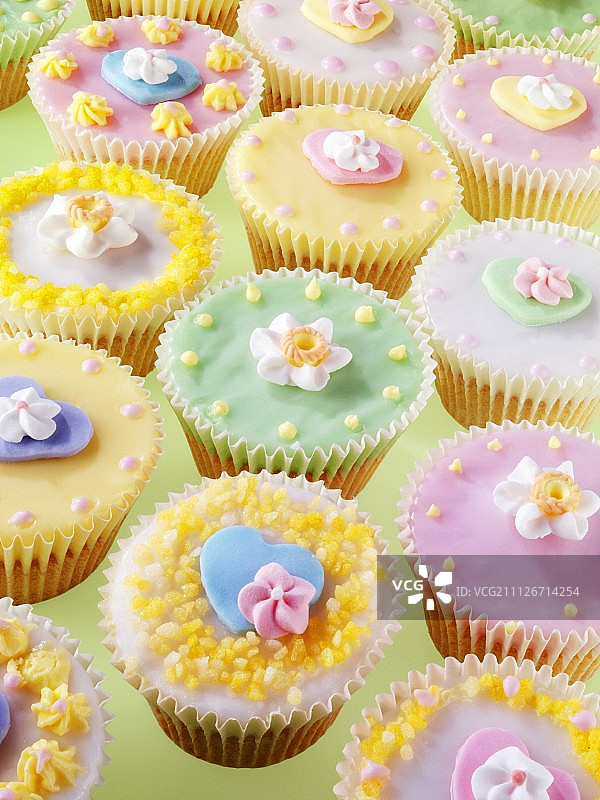 许多色彩柔和的仙女蛋糕用糖花装饰图片素材