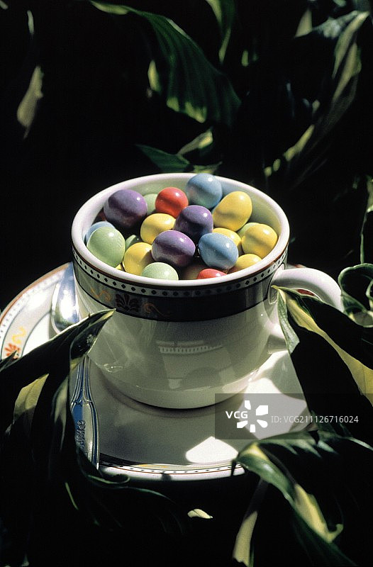 装满复活节彩蛋的咖啡杯图片素材