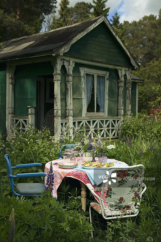 瑞典一所木屋前的花园中摆放着一张桌子图片素材