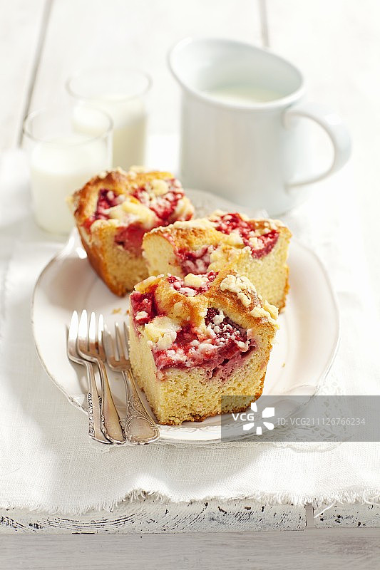 三片草莓酵母蛋糕图片素材