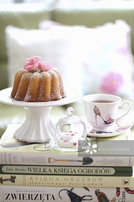 一个迷你邦特蛋糕和一杯茶图片素材