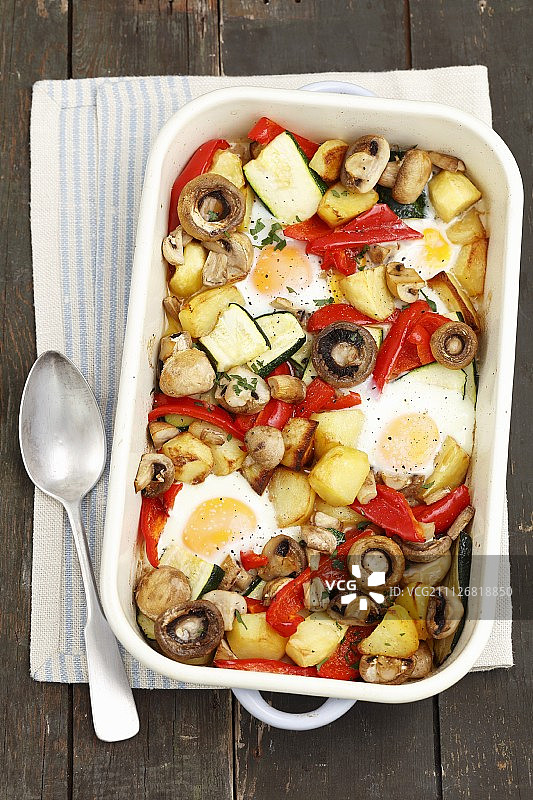 鸡蛋配蔬菜(土豆，小胡瓜，蘑菇，胡椒)图片素材