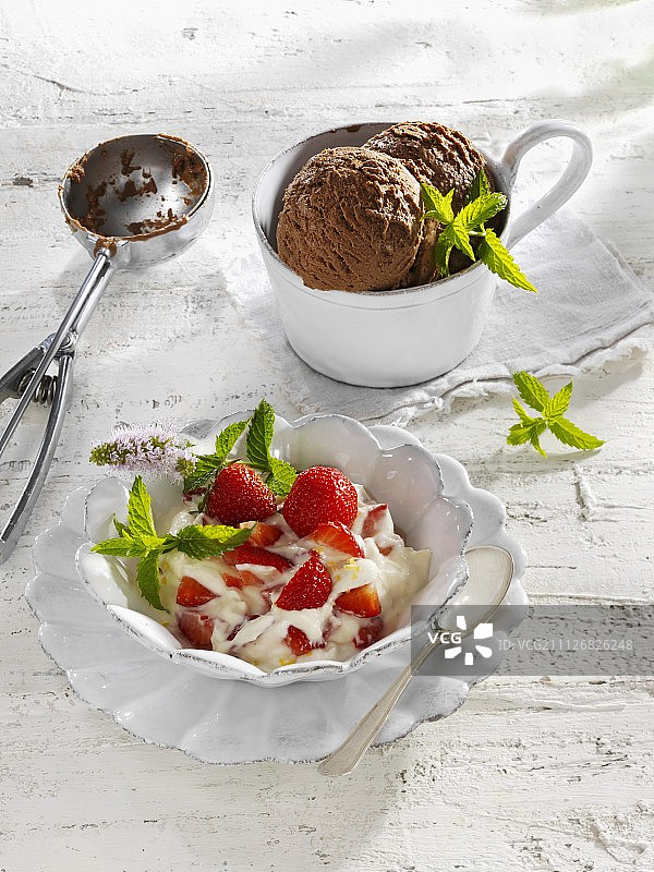 草莓夸克和巧克力冰淇淋图片素材