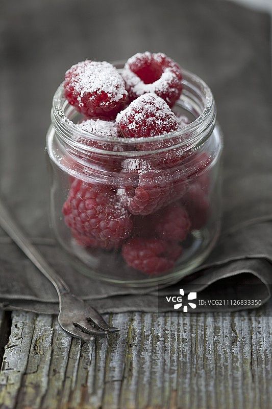 树莓配自制的树莓糖霜图片素材