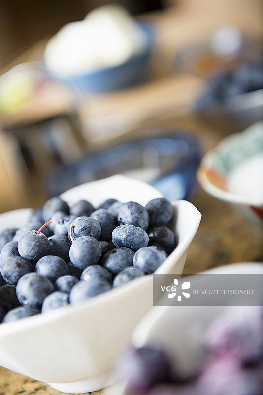 新鲜的蓝莓放在一个白色的碗里图片素材
