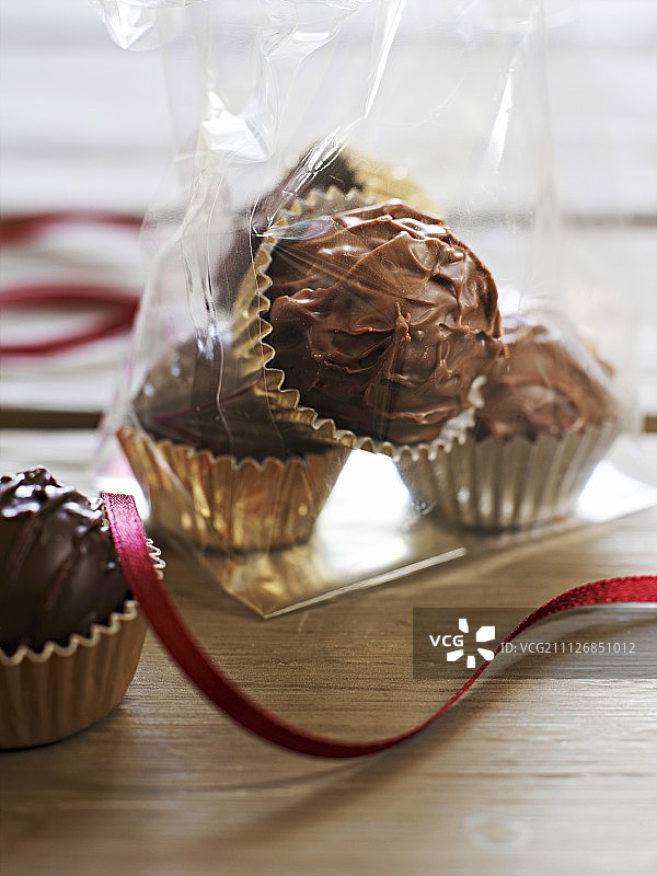 自制的松露巧克力作为礼物赠送图片素材