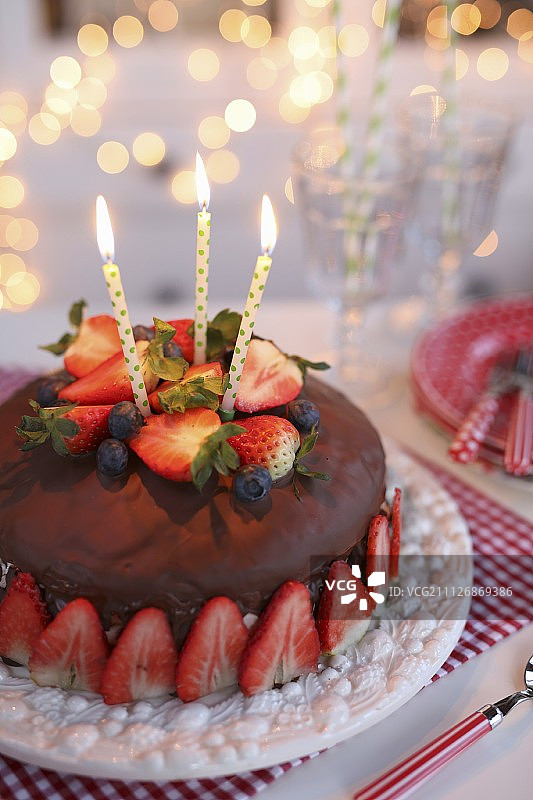 生日吃草莓巧克力蛋糕图片素材